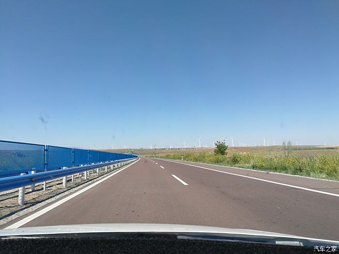 宁夏定武高速护栏是蓝色的,路面沥青呈红色