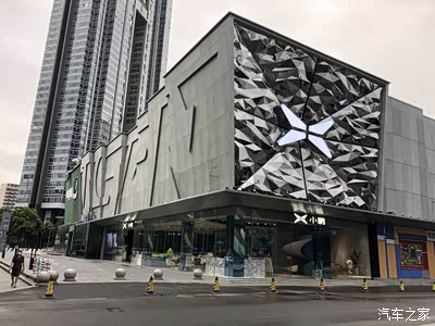 度娘找了一家市中心的旗舰店,成都远洋太古里旁边,这么大的招牌挺有