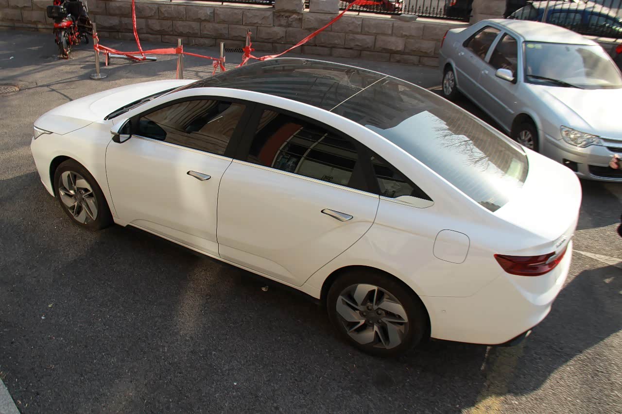 原生的白车黑顶,省去了后期自己改的麻烦