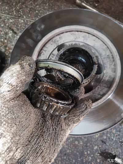 下来以后拿出油封跟轴承,换掉油封