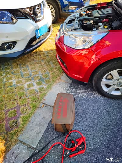 没带电瓶启动宝,只能开台车过来用过江龙搭电.