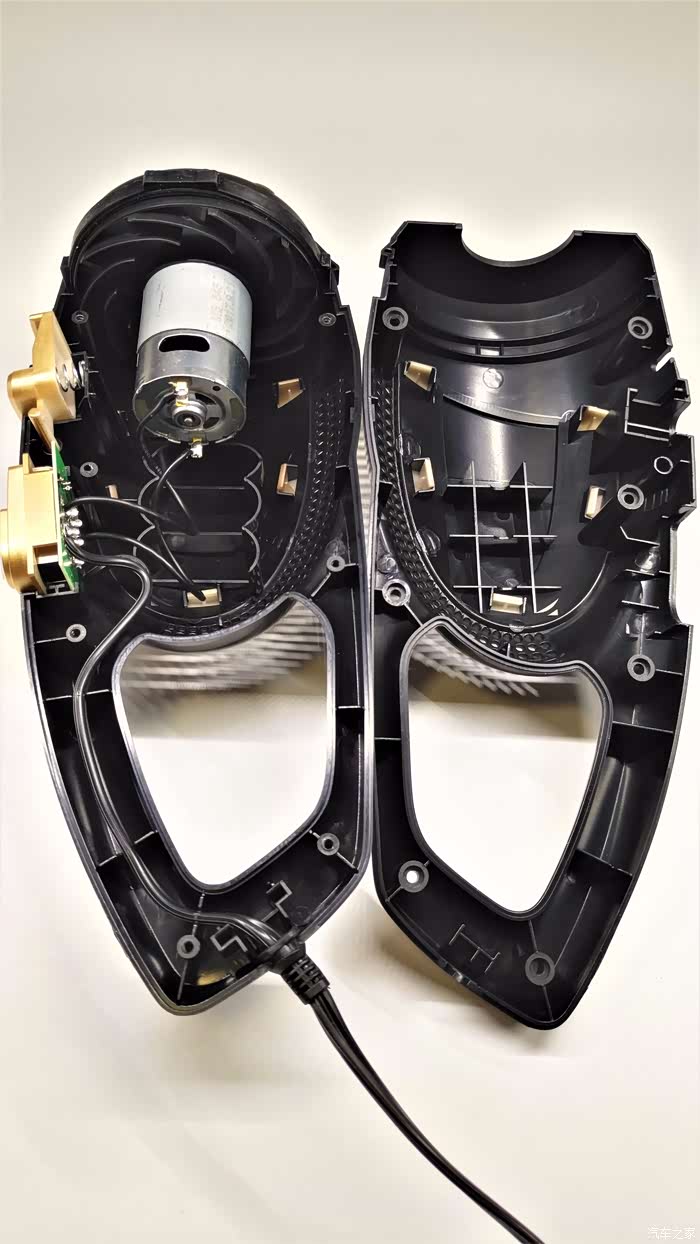 其实这种车载吸尘器都很简单,就这么点配件