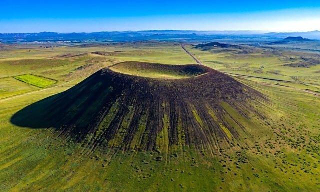 1亿多年前火山爆发形成的死火山,在夏秋季节的草原上