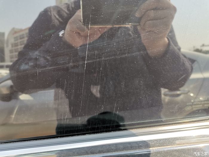 新奇骏车窗玻璃上面有竖条的划痕