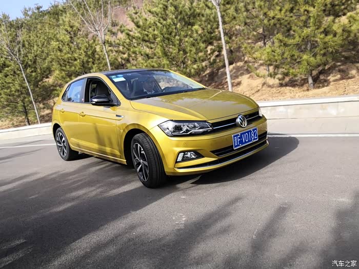 【媳妇做车模】我为老婆买的新款polo plus