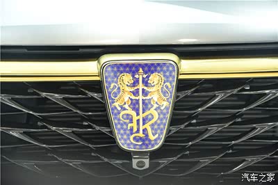这个金色的车标更加的帅气,它的底色应该是取自于景泰蓝!