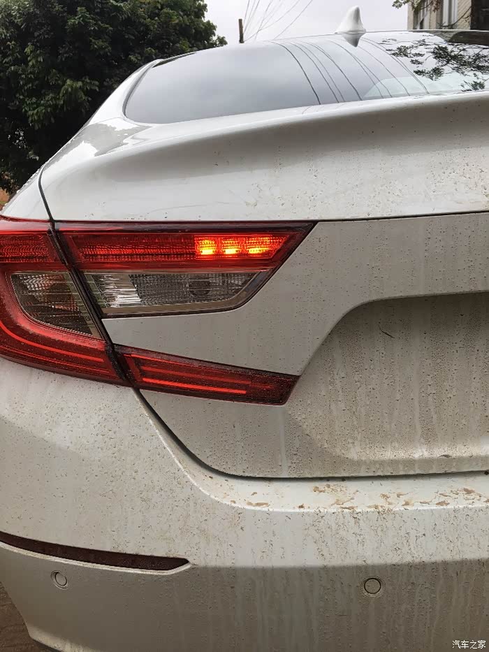 十代雅阁尾灯问题