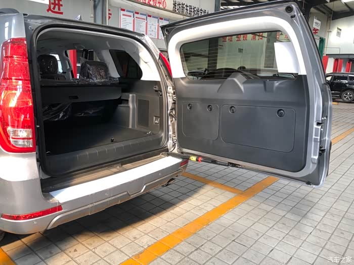 难道所谓硬派越野车都这样开后门吗?