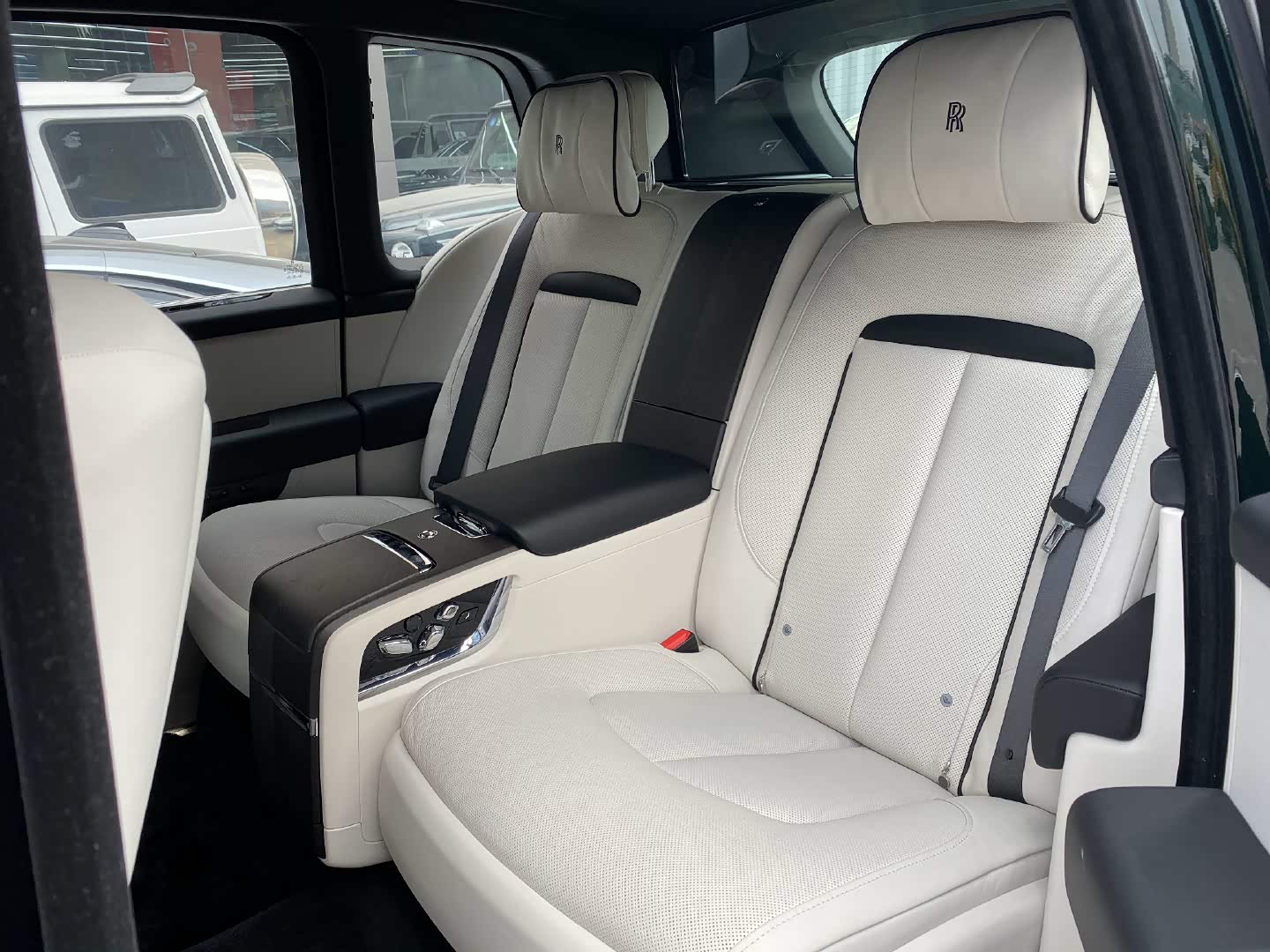 尊贵的后排,才是劳斯莱斯的最拿手好戏_劳斯莱斯论坛_手机汽车之家