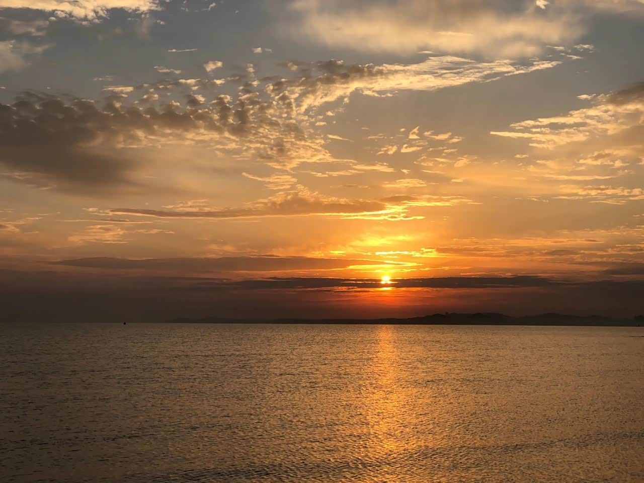 早上的第一缕曙光,美好的日出.