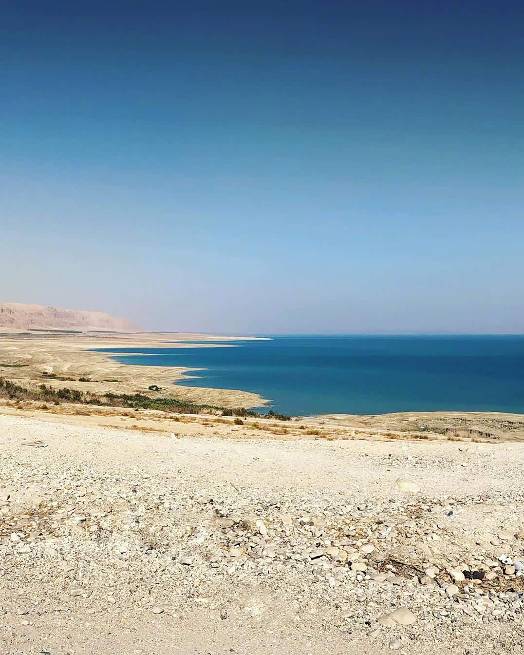 超上镜的约旦死海,就算你不会游泳,也可以漂浮在海面上.