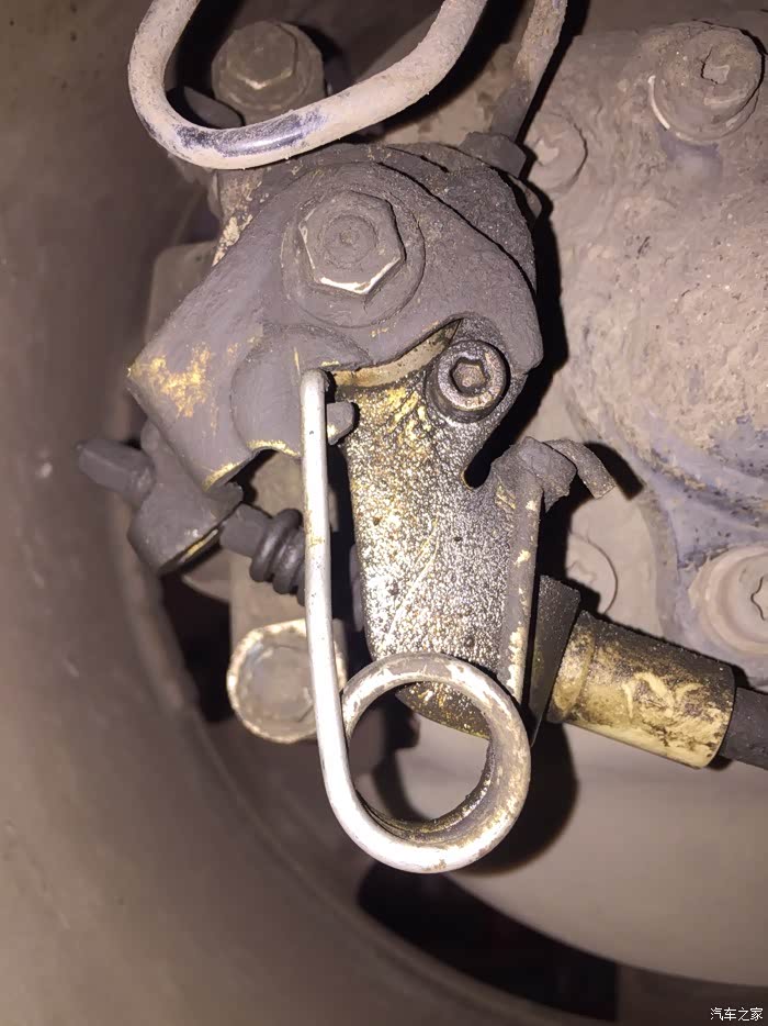 五年半的车 后刹车分泵漏油了