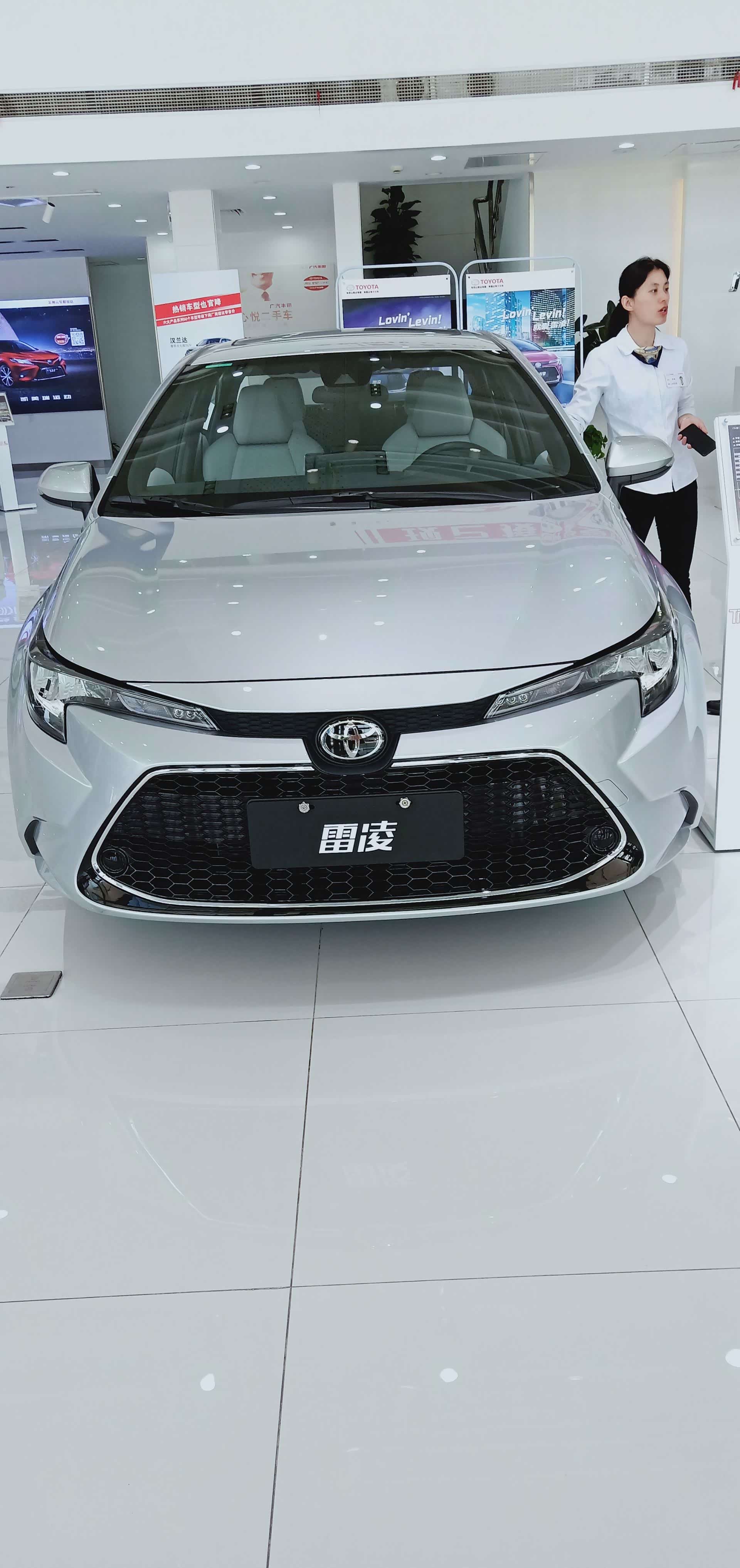 请问大家有没银色新雷凌的实拍图片