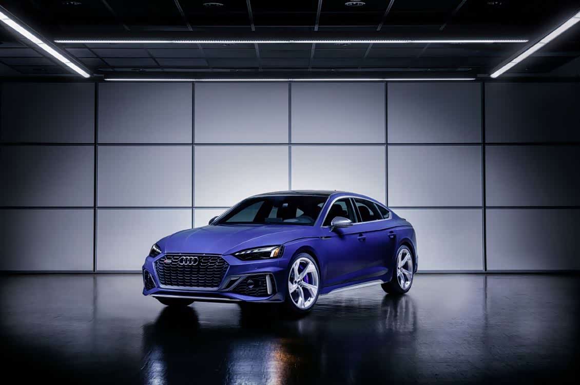 全新奥迪rs5sportback,这个颜色的涂装非常靓丽.