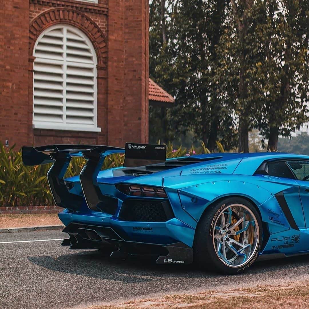 宽体套件的chrome蓝色兰博基尼aventador