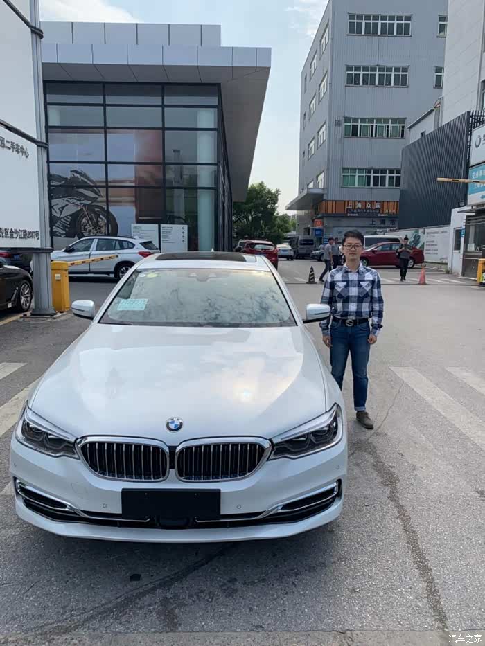 4s店与爱车合影