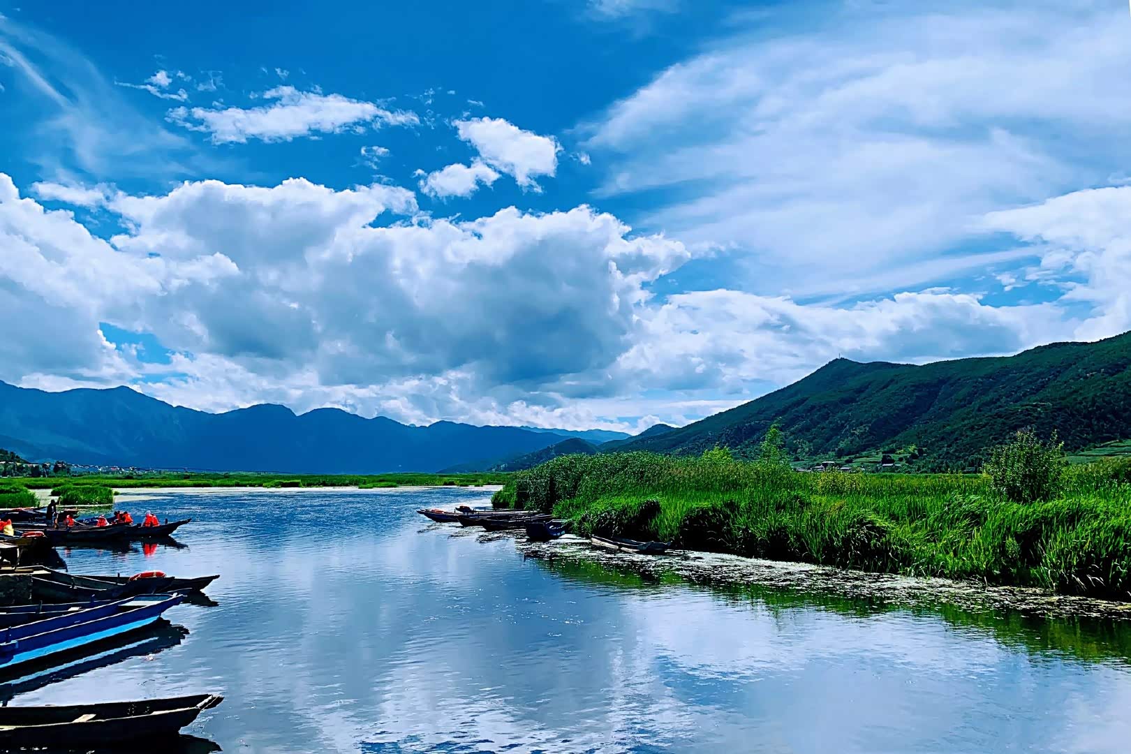 泸沽湖风光,泸沽湖位于四川省盐源县与云南省宁蒗县交界处