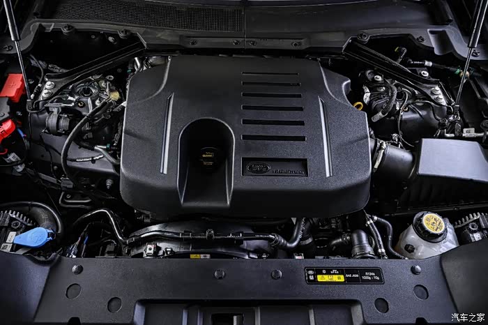 拥有性能很好发动机的路虎卫士,这样的造型真是威猛,行车无忧