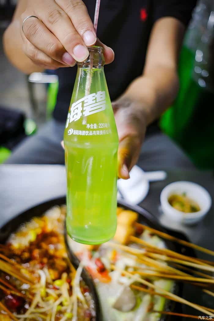 海碧,独特的口味,相比雪碧更甜腻,没有那么大冲劲.