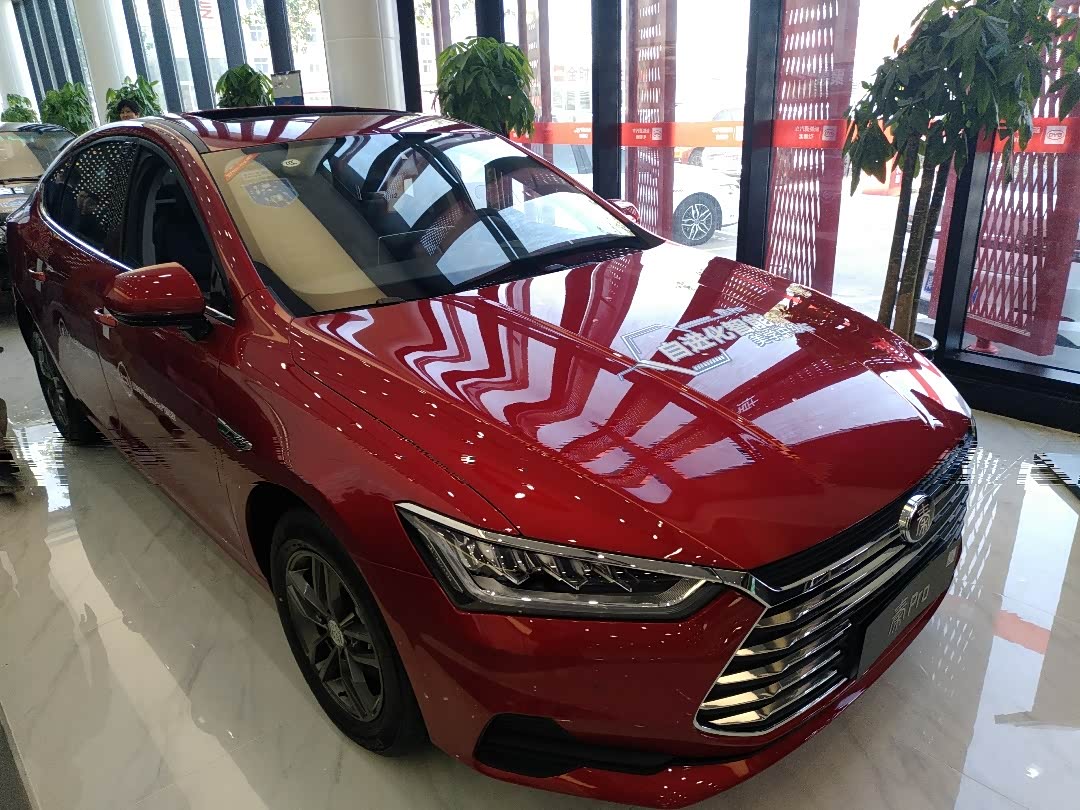 红色的比亚迪秦
