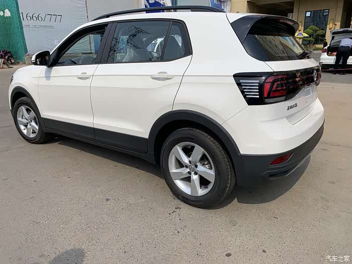 喜提白色途铠带父母游龙门石窟