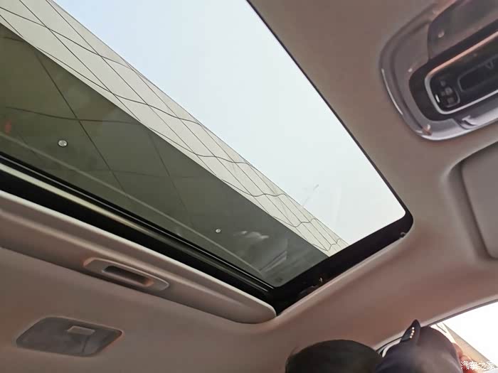 好啦 看也看了  我们来店干货,还是一样,小天窗,这个级别的车型也不