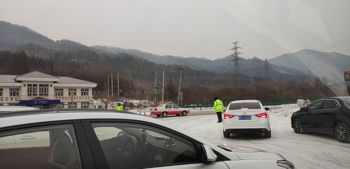 路况信息分享哈牡高速虎峰岭段暂时封道了