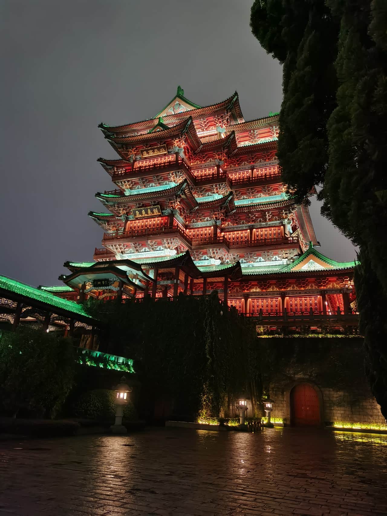 夜晚下的滕王阁,确实好漂亮