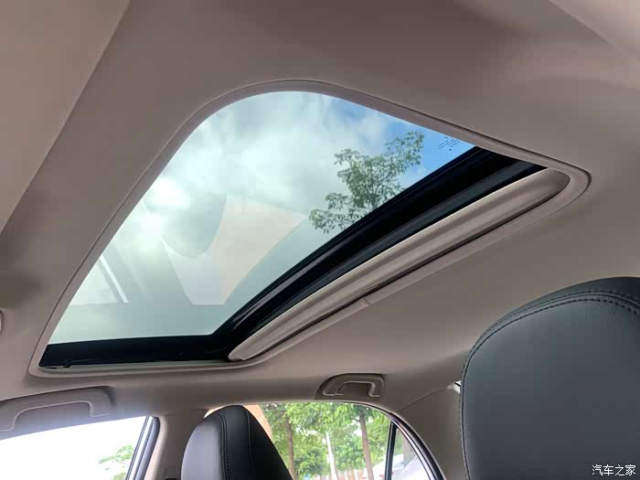 "小白"虽然没有一个全景天窗,但是在这个小天窗看的风景,也是不错的