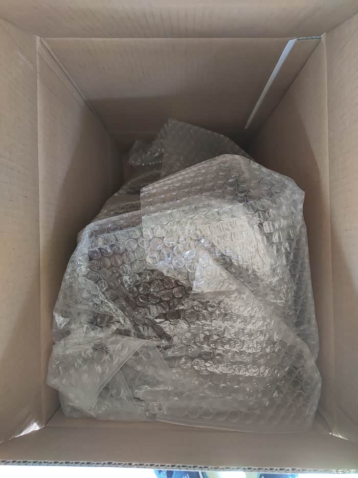 拆开快递 箱子里面简单实用,有点空荡荡的感觉 外观展示 硬塑料盒给人