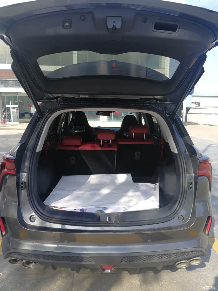 后备箱空间巨大,带着电动后尾门