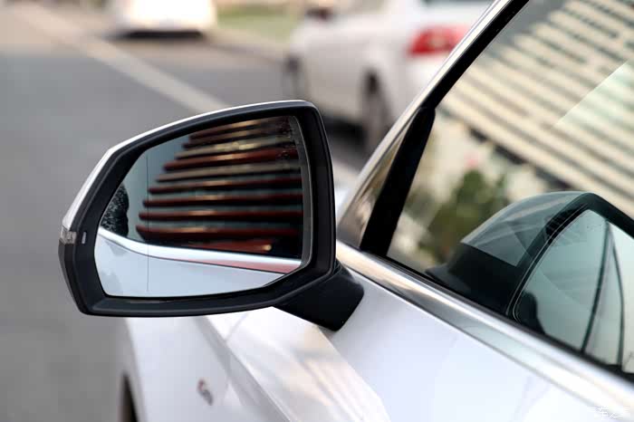 宽大的后视镜对于行车帮助也很大,同时后视镜采用黄色的合适也很漂亮