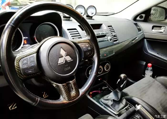 三菱evo10换上强化手动波箱400匹的机器让车主左腿变得强壮