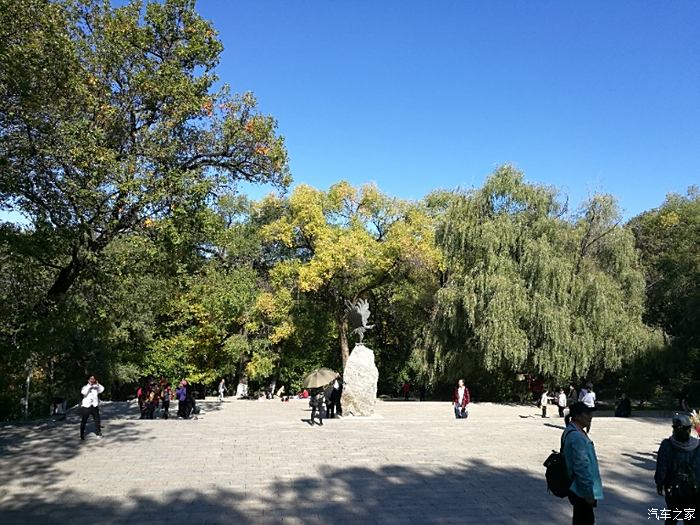 和家人暢遊龍潭山公園