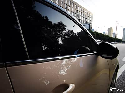 这个车窗膜纯黑色的外加防晒功能,今年夏天经常外出,感觉没有晒黑哦!