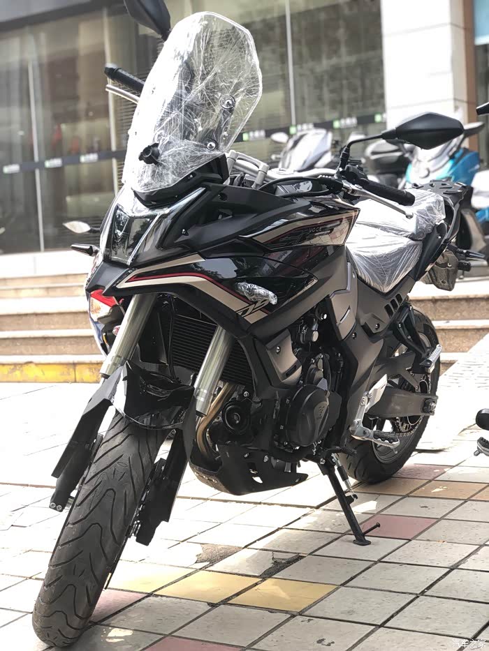 休班逛摩托店偶遇无极500ds长江400拆箱