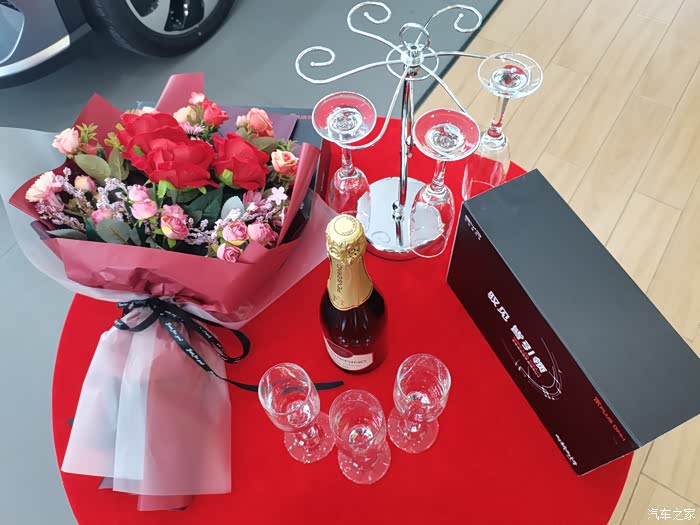 比亚迪4s店还为我们举办一场隆重有惊喜的交车仪式,有香槟鲜花礼品