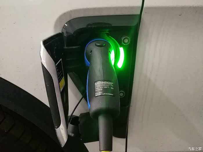 开始充电咯,绿灯一闪一闪的说明正在充电,绿灯常亮说明充电完成.