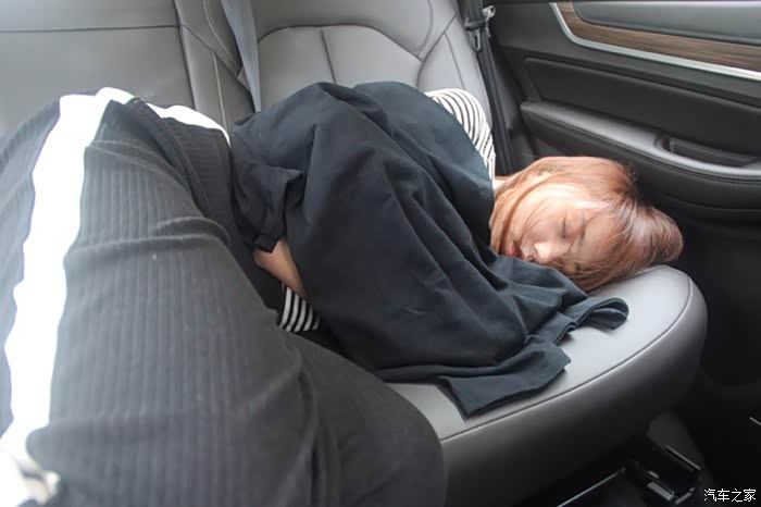 因为驾驶舒适,后排的美女睡的可香