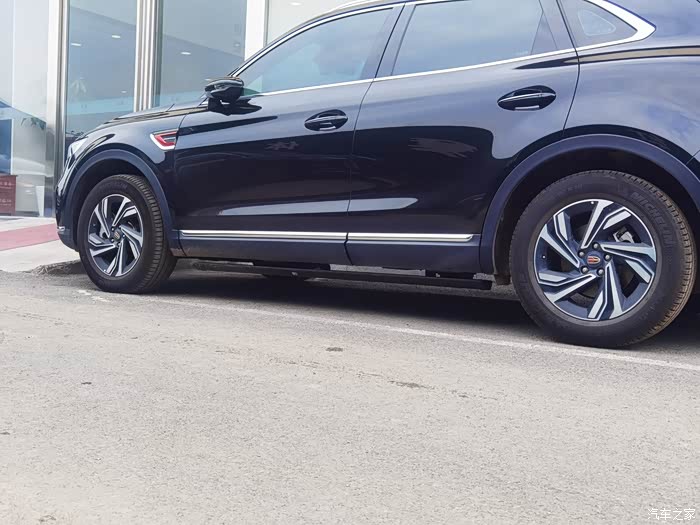 红旗hs5电动踏板