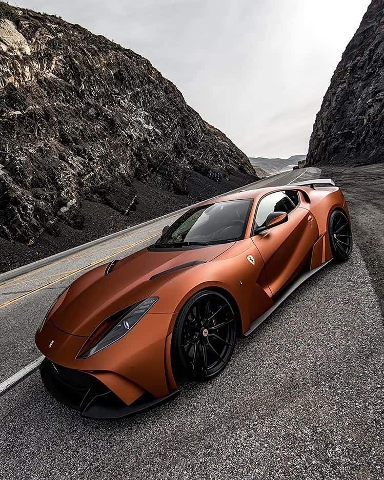 法拉利812一匹漂亮的野马