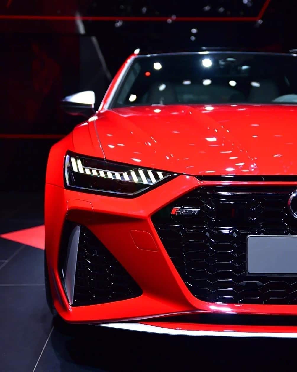 奥迪红色rs6,不同的帅气风格