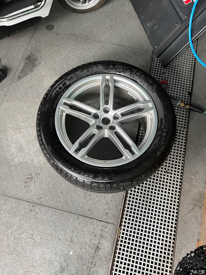 22款macan19寸轮毂轮胎全新