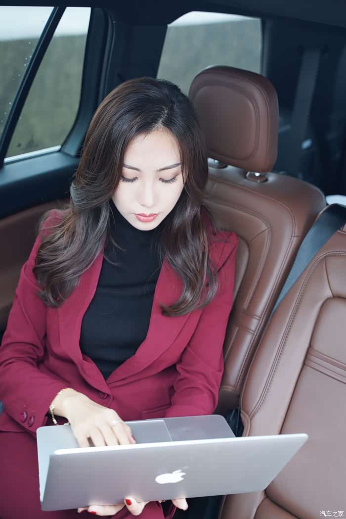 大有静界美女高管携手林肯飞行家魔都自驾领航2020