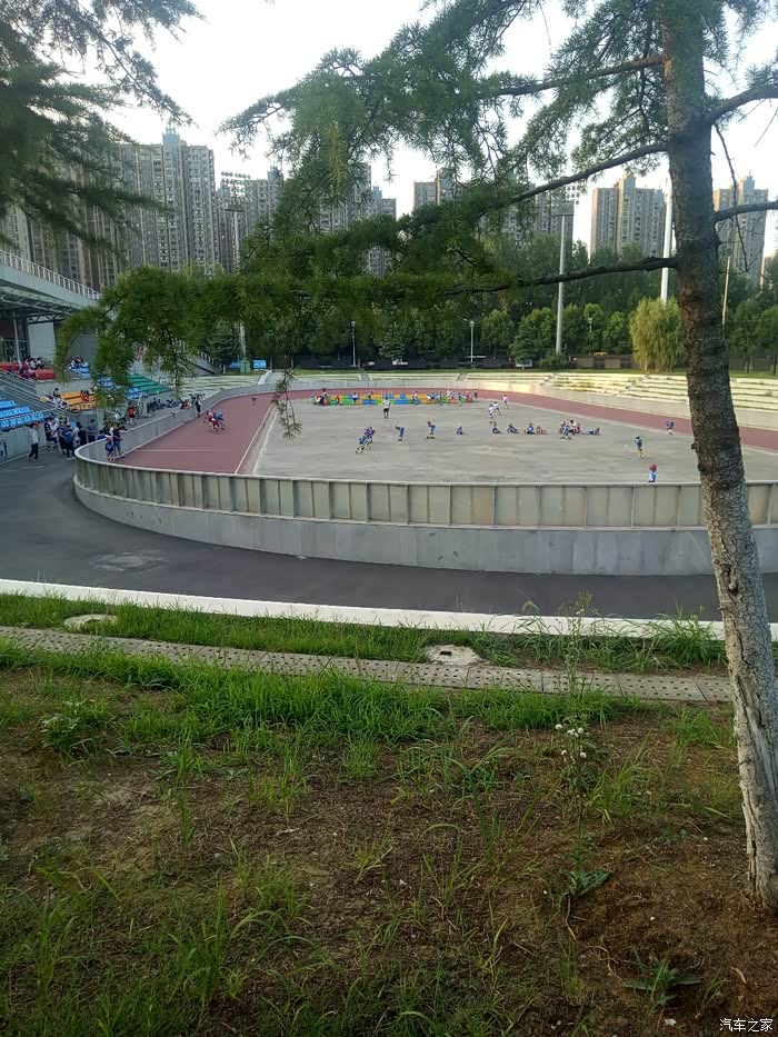 打卡滨湖轮滑场 人工沙滩