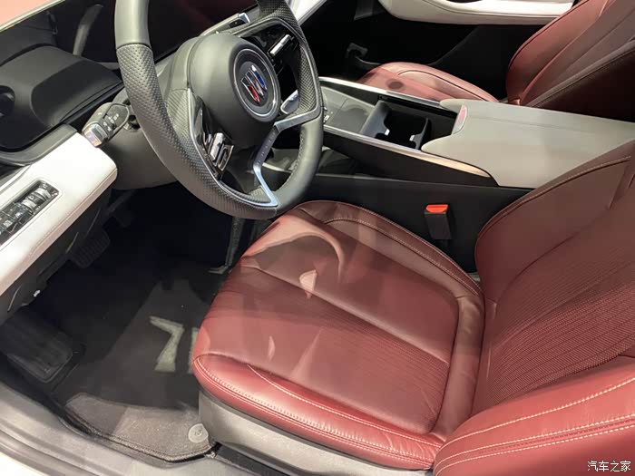 酒红色的君越内饰还行