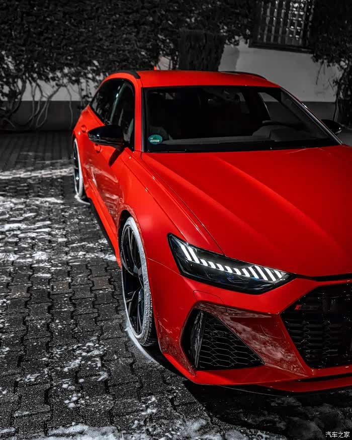 红色的奥迪rs,沉稳大气,从红色的车身散发出一种时代的气息.