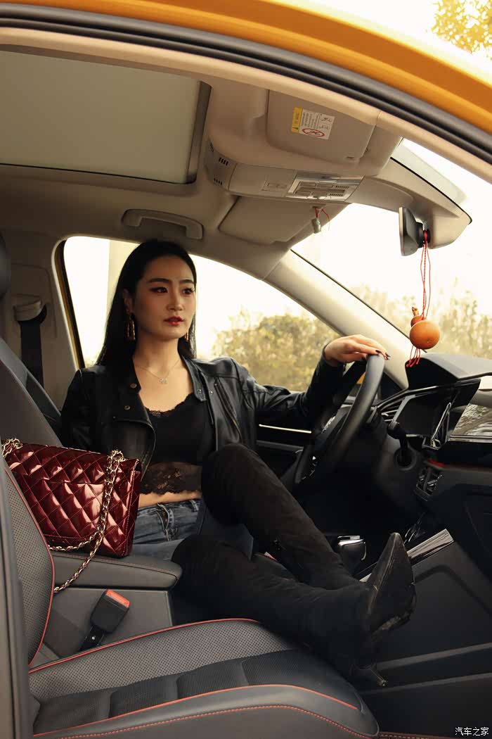 【美女当车模】紧身牛仔裤搭配黑色长靴,尽显长腿女神好身材