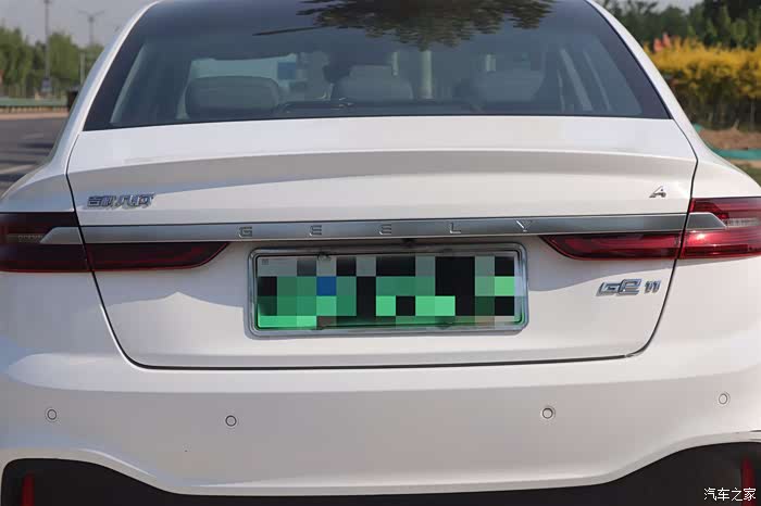 c字型的后尾灯非常的个性独特