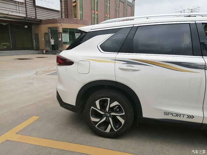 车头车尾都非常的漂亮